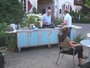 Auf unsere Gartenküche draußen im Garten Grillen und Kochen