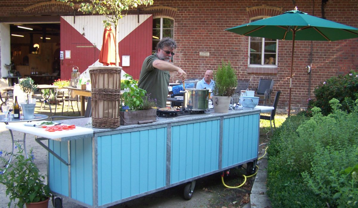 Paul Steman kocht draußen an seiner Gartneküche Classicblue