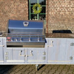 Country in Tauben Blau mit Bilex 605 von Napoleon, 2er Gaskochfeld und Spüle mit Boiler. Maße 295 x 70 x 90 cm hoch