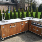 2-teilige Outdoorküche Country mit Gastro Gasgrill mit 4 Brenner mit je 5 KW, 2er Gaskochfeld, Cerankochfeld, Spüle mit Boiler, klappbrett. Maße: 200 x 70 x 90 cm hoch