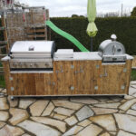 Outdoorküche Country mit Grandhall Elite Gasgrill, 2er Gaskochfeld mit Abdeckung aus V2A und Pizza-Ofen. Maße 250 x 70 x 90 cm hoch