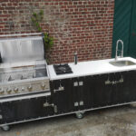 Outdoorküche Country Black mit Grandhall Elite, 2er Gas-Kochfeld, Spüle mit Boiler und kühlschrank. Maße 270 x 70 x 90 cm hoch