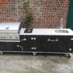 Outdoorküche Country Black mit Grandhall Elite, 2er Gas-Kochfeld, Spüle mit Boiler und kühlschrank. Maße 270 x 70 x 90 cm hoch