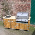 Garten-Küche Country mit Napoleon Gas-Grill Bilex 485, Mischbatterie und Warmwasserboiler