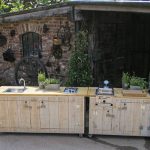 Gartenküche Country Kochinsel 2 Teilig mit Gasgrill Napoleon Bilex 485, 2er Kochfeld, Gastro-Grill mit 5 KW Brenner, 50 Liter Kühlschrank und Edelstahl-Spühlbecken