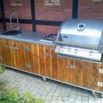 Garten Küche Vintage Marone mit Napoleon Bilex 485, 2er Kochfeld. Keramik-Spülbecken, Bpoiler und Kühlschrank, Arbeitsplatte aus Zinkblech