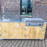Outdoor-Küche Country Maron mit Simogas Plancha aus Spanien, Edelstahl Arbeitsplatte, Spüle mit Federbrause Mischbatterie, Boiler und 50 Liter Kühlschrank