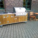 Draussenküche Country Muddy mit Gas Grill Napoleon Bilex 605 mit Sizzle Zone und Kühlschrank