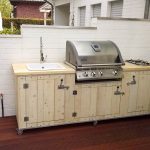 Aussen Küche Country Vintage weiß mit Napoleon Bilex 485, 2er Kochfeld, Keramik-Spüle und Kühlschrank