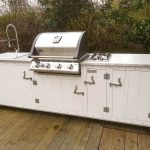 Garten-Küche Country Vintage weiß mit Napoleon Bilex 485 Gasgrill, 2er Kochfeld, Keramik-Spüle und Kühlschrank