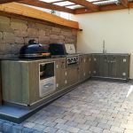 Garten Küche Country mit Seitenbrenner von Broil King und Broilking Einbau Gasgrill 490 Pro Build in mit Platz für 12 kg Gasflasche, Kamado Keramik Holzkohlegrill und Nero Impala Granit Arbeitsplatte