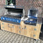 Aussenküche Country mit Napoleon Grill BiPro 665 mit mit externer Sizzle-Zone von Allgrill