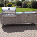 Draußen Küche Country Grey Fichte Tanne mit Napoleon Gasgrill Bilex 605 mit innen liegender Sizzle Zone und Platz für 12 kg Gasflasche, Einbau Wokbrenner mit 5 KW, Nero Impala Granit-Arbeitsplatte und 50 Liter Kühlschrank