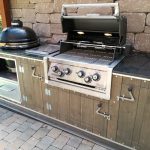 Außenküche Country Model Weidenfeld Fichte Tanne Anthrazit mit Broilking Einbau Gasgrill 490 Pro Build in und Platz für 12 kg Gasflasche, Kamado Keramik Holzkohlegrill und Nero Impala Granit Arbeitsplatte