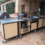Iron 2 Teilig mit Bipro 825 von Napoleon, Kamado Holzkohlen Grill, Plancha Grill, 2er Gaskochfeld und Spüle mit Boiler Granitplatte maße 2 x 250 x 70 x 90 cm hoch