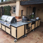 Iron 2 Teilig mit Bipro 825 von Napoleon, Kamado Holzkohlen Grill, Plancha Grill, 2er Gaskochfeld und Spüle mit Boiler Granitplatte maße 2 x 250 x 70 x 90 cm hoch
