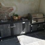 Iron mit Crossray Gasgrill, 2er Gaskochfeld, Spüle mit Boiler und Kühlschrank Granitplatte Maße 210 x 70 x 90 cm