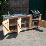 Outdoor Küche Country mit Gas-Grill und Edelstahl-Spülbecken Innenleben mit Gasflasche