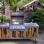 Gartenküchen Iron mit Napoleon Gas Grill Bipro 500, 2er Gaskochfeld, 50 Liter Kühlschrank und Granit Arbeitsplatte