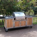 Gartenküche Iron aus Java Teakholz mit Santos Einbau Gas Grill, 2er-Kochfeld, Edelstahl-Spüle und Granit Arbeitsplatte