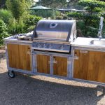 Outdoor-Küche Iron Bamboo mit Gasgrill Napoleon Bilex 485, 2er Kochfeld und Kühlschrank