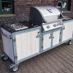 Outdoorküche Iron in Weiß mit Napoleon Gas-Grill und 2er Kochfeld