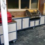 Outdoor Küchen Iron, 2 Teilig mit Napoleon Gasgrill Bilex 605 mit innen liegender Sizzle Zone und Platz für 12 kg Gasflasche, Kamado Keramik Holzkohlegrill Egg Rot und Edelstahl Arbeitsplatte