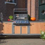 Outdoorküche Iron in Holz-Optik mit Napoleon Gas-Grill, 2er Gas-Kochfeld, Spühlbecken aus Edelstahl und Arbeitsplatte Nero Assoluto aus Granit