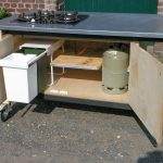 Gartenküchen Lux - Innenleben mit Kochfeld, Abfallbehälter und Gasflasche