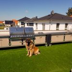 Außenküchen-Küchen Lux in Schwarz & Beige mit Gasgrill Napoleon Bi Pro 825