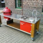 Outdoor-küche Lux in Rot mit Kamado Holzkohle Keramik Grill