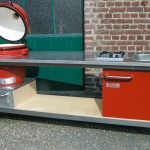 Outdoorküche Lux in Rot mit Kamado Holzkohle Keramik Grill