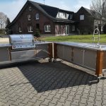 Outdoorküchen Lux, 2 Teilig mit Gas Grill Napoleon Bilex 605 mit 3 Brenner und Infrarot Strahler und Sizzle Zone, 2er Kochfeld, Kühlschrank und großer zweiteiliger Spühle