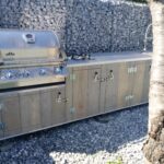 Aussenküche mit Bilex 485 Gasgrill von Napoleon, mit Spüle und 2er Kochfeld