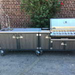 ZweiteiligeAußenküche Iron mit WPC Kunststoff, BIPRO 665 Gasgrill von Napoleon, Spüle und 2er Kochfeld