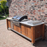 Lux mit Grandhall Elite, 2er Gaskochfeld mit Abdeckung aus V2A Edelstahl, Schubladen, und ausziehbarer Steckdose-Leiste. Granitplatte. Maße 295 x 75 x 95 cm hoch