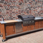 Lux mit Grandhall Elite, 2er Gaskochfeld mit Abdeckung aus V2A Edelstahl, Schubladen, und ausziehbarer Steckdose-Leiste. Granitplatte. Maße 295 x 75 x 95 cm hoch