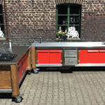 Zweiteilige Outdoorküche Lux in rot mit zweiseitige Türen