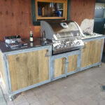 Outdoor Küche Iron mit Fritteuse und Bilex 485 Gasgrill von Napoleon, zweier Gaskochfeld