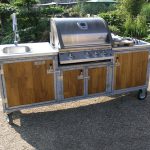 Außenküche Iron Holz mit Gas Grill, Kochfeld und Edelstahl Waschbecken